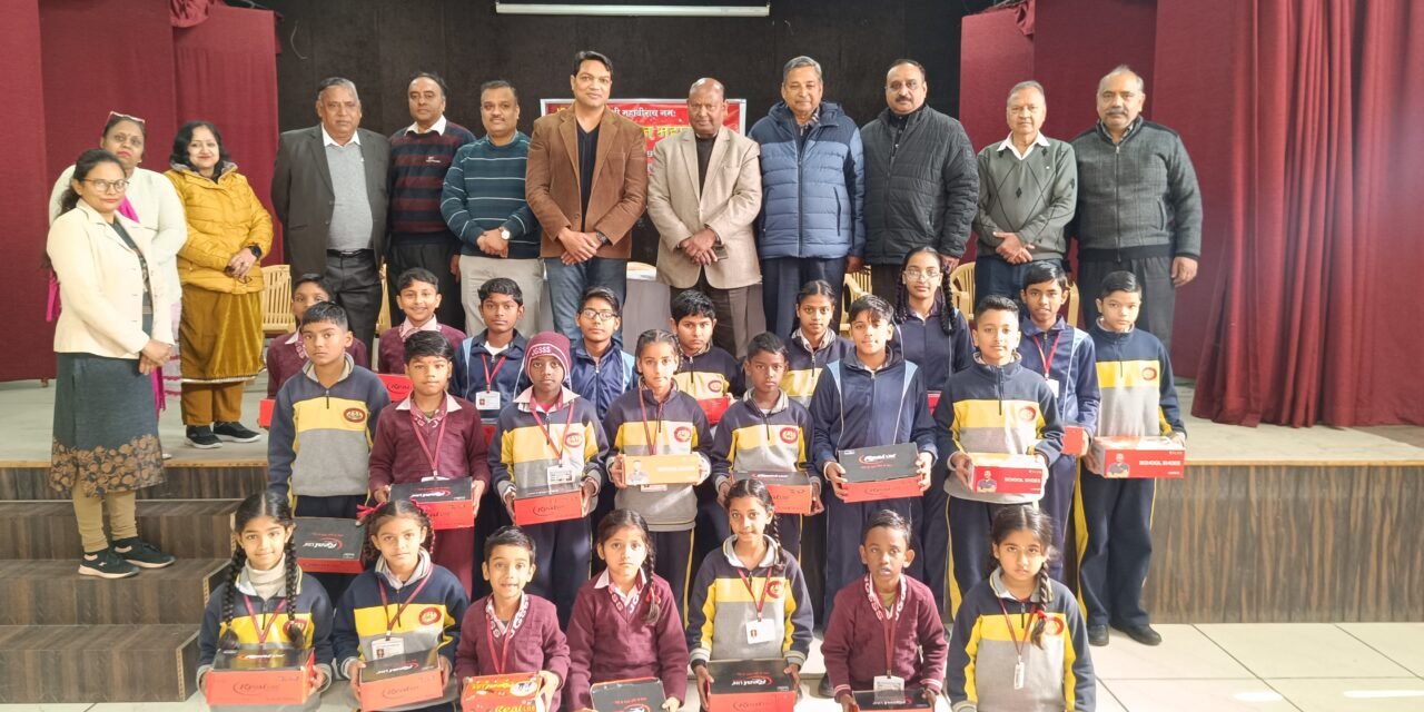 जैन गर्ल्स सीनियर सेकेंडरी स्कूल में जरूरतमंद विद्यार्थियों को स्वेटर व जूते वितरित