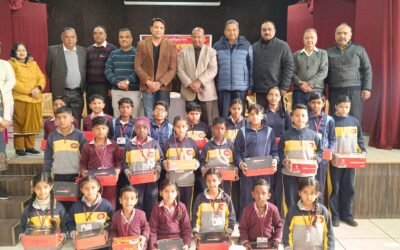 जैन गर्ल्स सीनियर सेकेंडरी स्कूल में जरूरतमंद विद्यार्थियों को स्वेटर व जूते वितरित