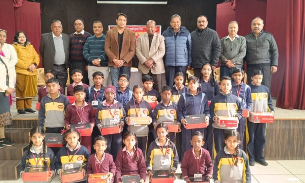 जैन गर्ल्स सीनियर सेकेंडरी स्कूल में जरूरतमंद विद्यार्थियों को स्वेटर व जूते वितरित