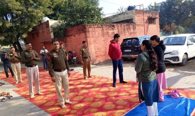 मॉडल टाउन थाना परिसर में सूर्य नमस्कार अभ्यास कार्यक्रम का आयोजन