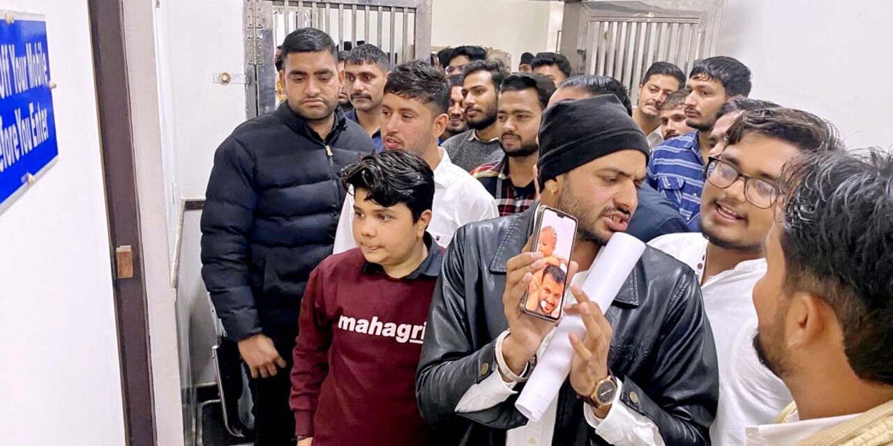 बस पास विवाद को लेकर छात्रों ने डीएसडब्ल्यू व रजिस्ट्रार कार्यालय का घेराव