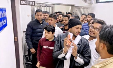 बस पास विवाद को लेकर छात्रों ने डीएसडब्ल्यू व रजिस्ट्रार कार्यालय का घेराव