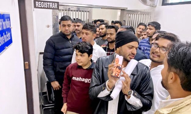 बस पास विवाद को लेकर छात्रों ने डीएसडब्ल्यू व रजिस्ट्रार कार्यालय का घेराव