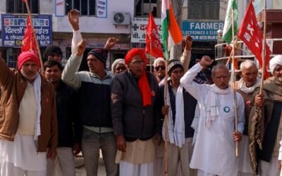 भुना में किसान सभा का जोरदार रोष मार्च, स्मार्ट मीटरों की प्रतियां जलाकर किया विरोध