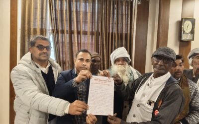 कम मुआवजे के विरोध में किसानों ने सीएम के नाम सौंपा ज्ञापन, हाईटेंशन तारों के नीचे भूमि का मुआवजा मांगा