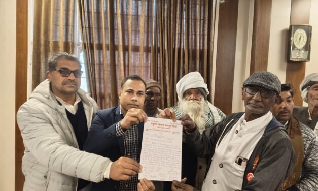 कम मुआवजे के विरोध में किसानों ने सीएम के नाम सौंपा ज्ञापन, हाईटेंशन तारों के नीचे भूमि का मुआवजा मांगा