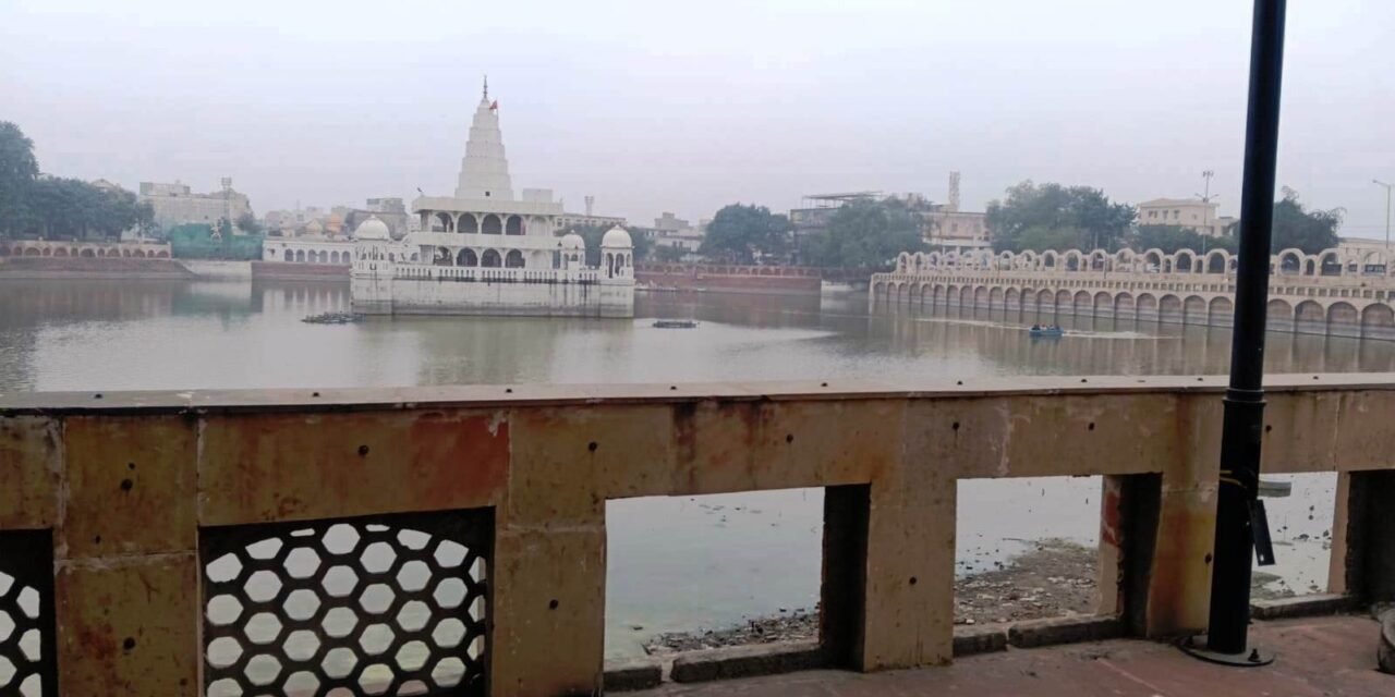 रानी तालाब की टूटी ग्रिलें बनीं श्रद्धालुओं के लिए खतरा