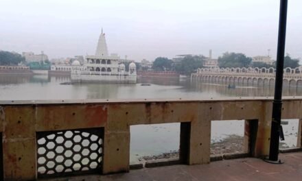 रानी तालाब की टूटी ग्रिलें बनीं श्रद्धालुओं के लिए खतरा