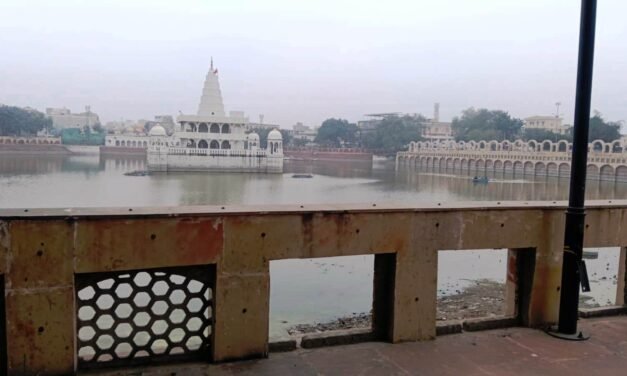 रानी तालाब की टूटी ग्रिलें बनीं श्रद्धालुओं के लिए खतरा