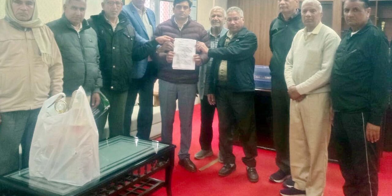 रिटायर्ड कर्मचारी संघ ने मांगों को लेकर नगराधीश को सौंपा ज्ञापन