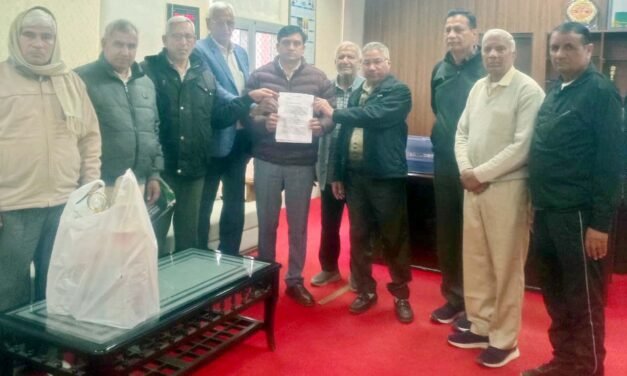 रिटायर्ड कर्मचारी संघ ने मांगों को लेकर नगराधीश को सौंपा ज्ञापन