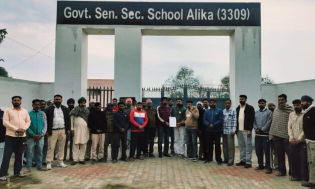 अलिका में 5 अध्यापकों के तबादले के विरोध में ग्रामीणों का धरना, गेट बंद करने की चेतावनी