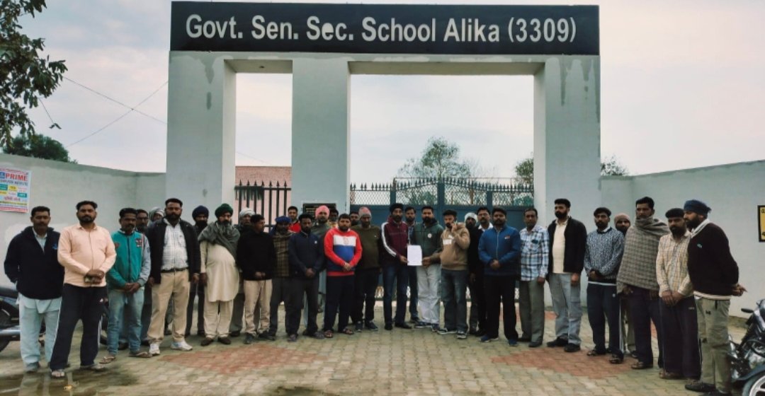 अलिका में 5 अध्यापकों के तबादले के विरोध में ग्रामीणों का धरना, गेट बंद करने की चेतावनी