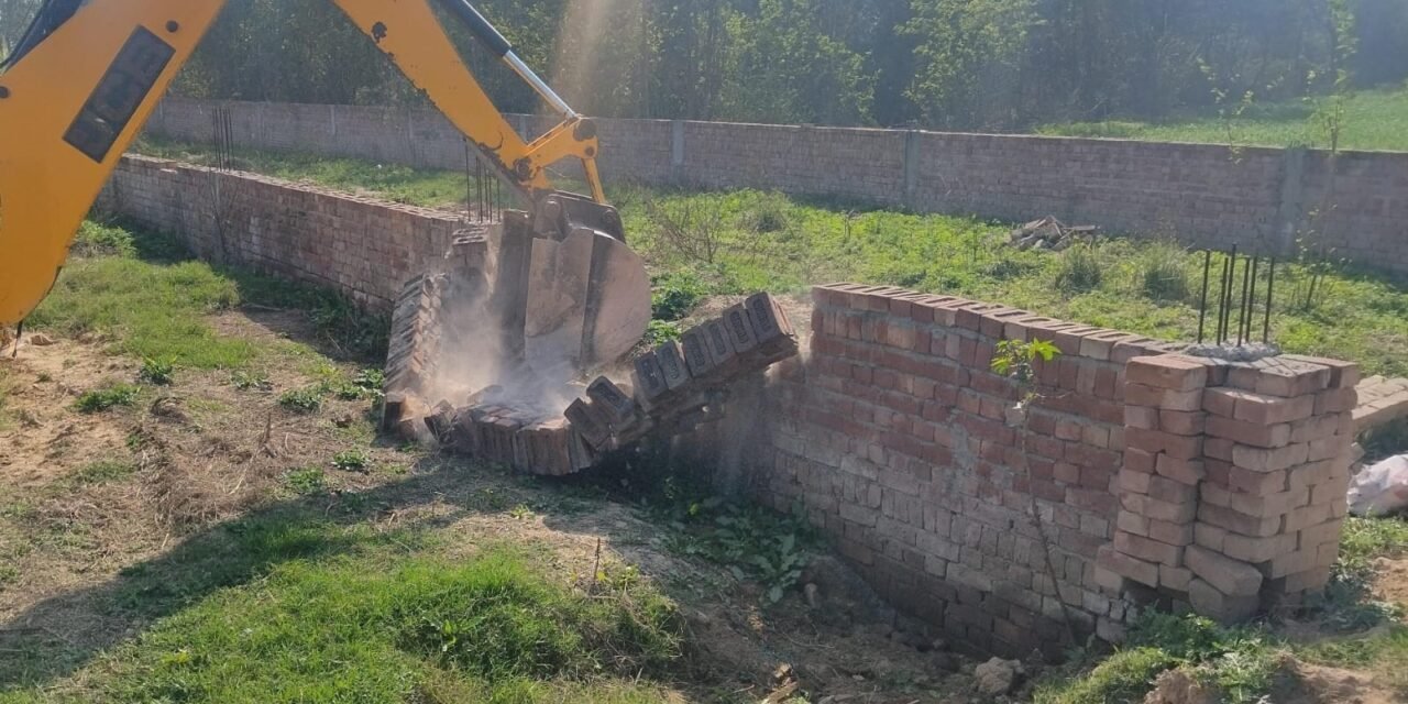 शहजादपुर में 3 एकड़ में विकसित अवैध कॉलोनी पर तोड़फोड़, जिला नगर योजनाकार की कार्रवाई