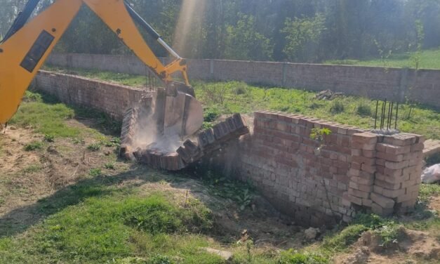 शहजादपुर में 3 एकड़ में विकसित अवैध कॉलोनी पर तोड़फोड़, जिला नगर योजनाकार की कार्रवाई