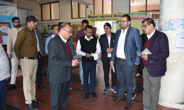 उपायुक्त डॉ. विवेक भारती ने स्कूल, बस स्टैंड व अस्पताल का किया औचक निरीक्षण