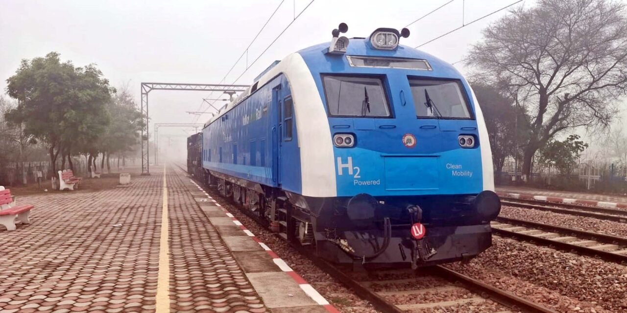 देश की पहली हाइड्रोजन ट्रेन का इंजन भंभेवा पहुंचा, शुरू हुआ ट्रायल