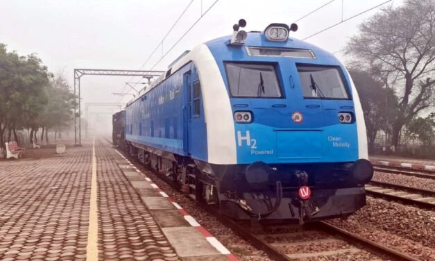 देश की पहली हाइड्रोजन ट्रेन का इंजन भंभेवा पहुंचा, शुरू हुआ ट्रायल