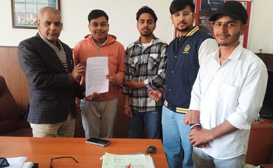 शैक्षणिक भ्रमण व इंडस्ट्रियल टूर न होने पर एबीवीपी ने सौंपा ज्ञापन