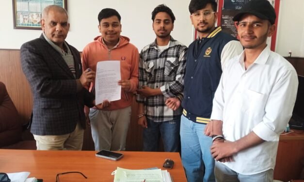 शैक्षणिक भ्रमण व इंडस्ट्रियल टूर न होने पर एबीवीपी ने सौंपा ज्ञापन