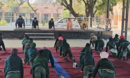 हर घर परिवार सूर्य नमस्कार अभियान के तहत स्कूलों में योग अभ्यास
