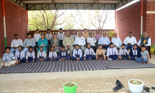 बाढड़ा के ऊण गांव स्कूल में भूतपूर्व छात्र मिलन सम्मेलन, 1959 बैच के विद्यार्थियों को सम्मान