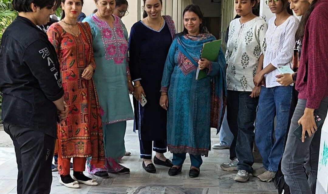 सनातन धर्म कॉलेज में होली पर रंगोली प्रतियोगिता का आयोजन