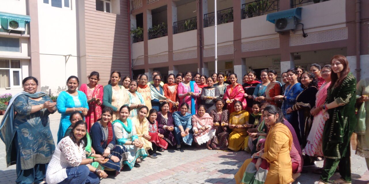 जैन गर्ल्स सीनियर सेकेंडरी स्कूल में हर्षोल्लास से मनाई होली