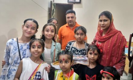 दुर्गा अष्टमी पर कन्या पूजन के लिए घर-घर पहुंचे श्रद्धालु, कंजकों को भोजन करा पूरे किए व्रत