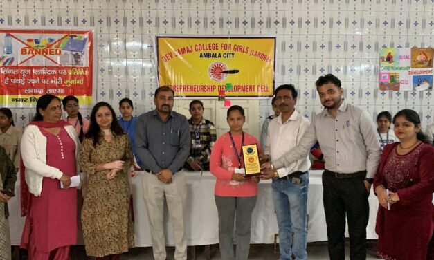 देव समाज कॉलेज में वेस्ट टू आर्ट कार्यक्रम, छात्राओं ने दिखाई रचनात्मकता