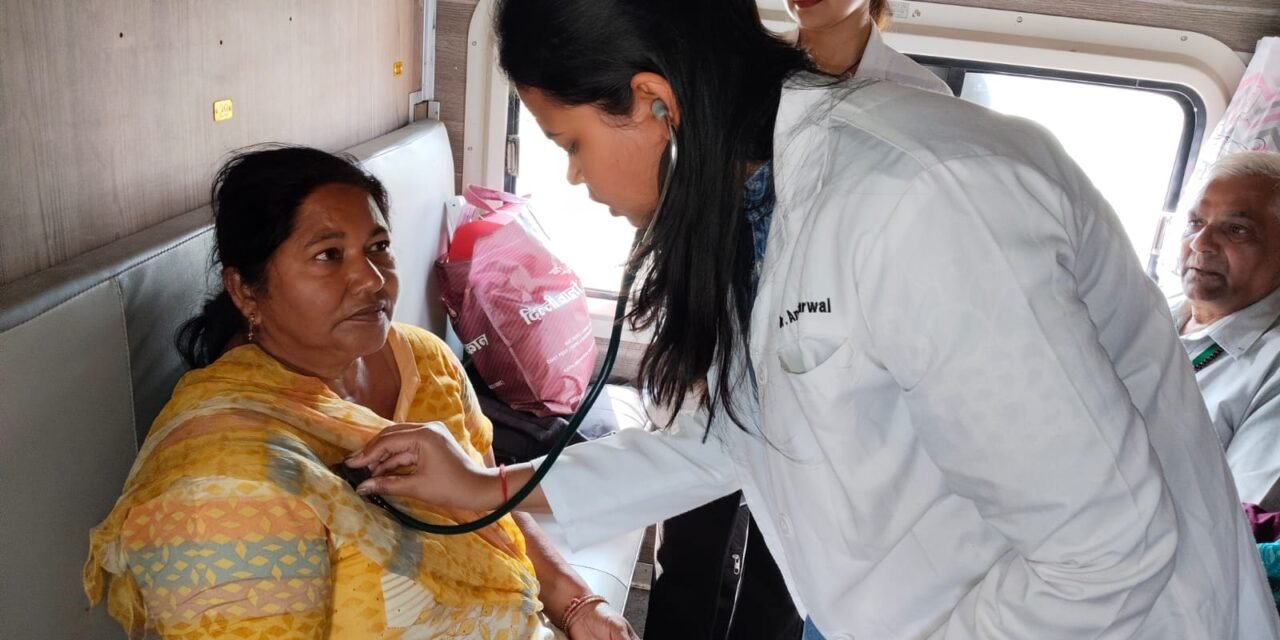 अयोध्या जाने वाली ट्रेन में श्रद्धालुओं का स्वास्थ्य परीक्षण, दवाइयों का वितरण