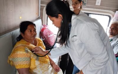 अयोध्या जाने वाली ट्रेन में श्रद्धालुओं का स्वास्थ्य परीक्षण, दवाइयों का वितरण