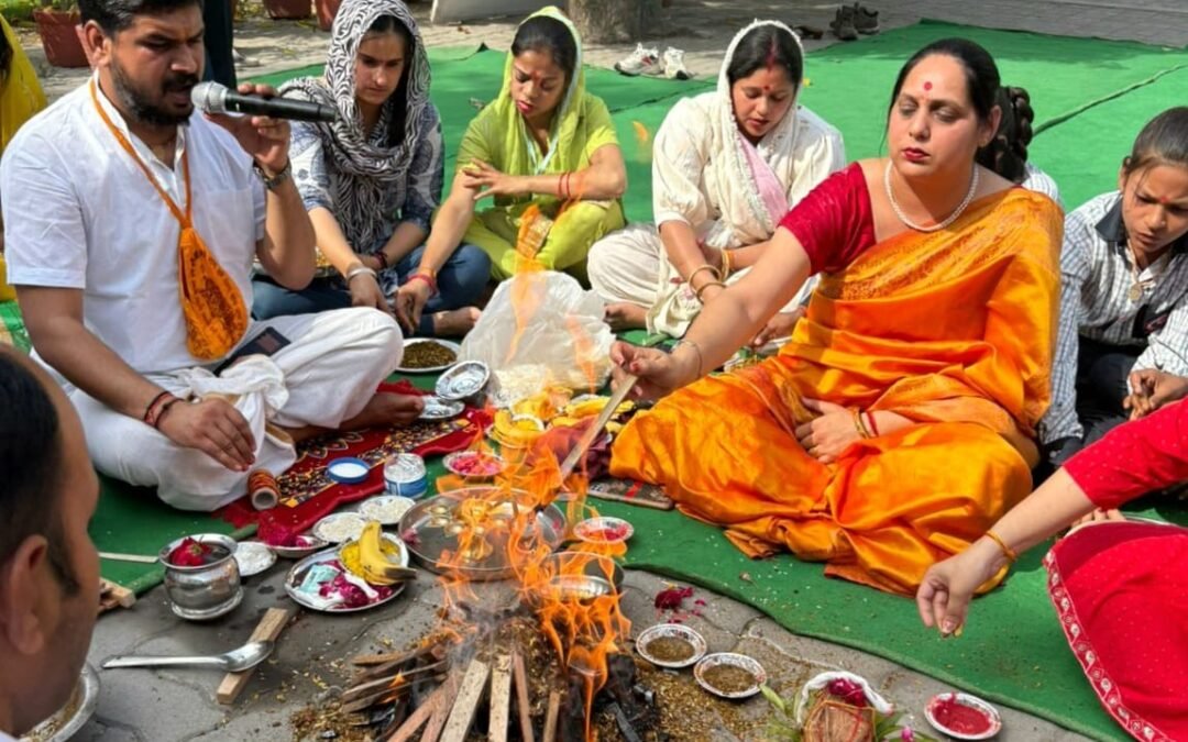 पानीपत के विद्या भारती स्कूल में नए सत्र के अवसर पर यज्ञ में आहुति देते छात्र
