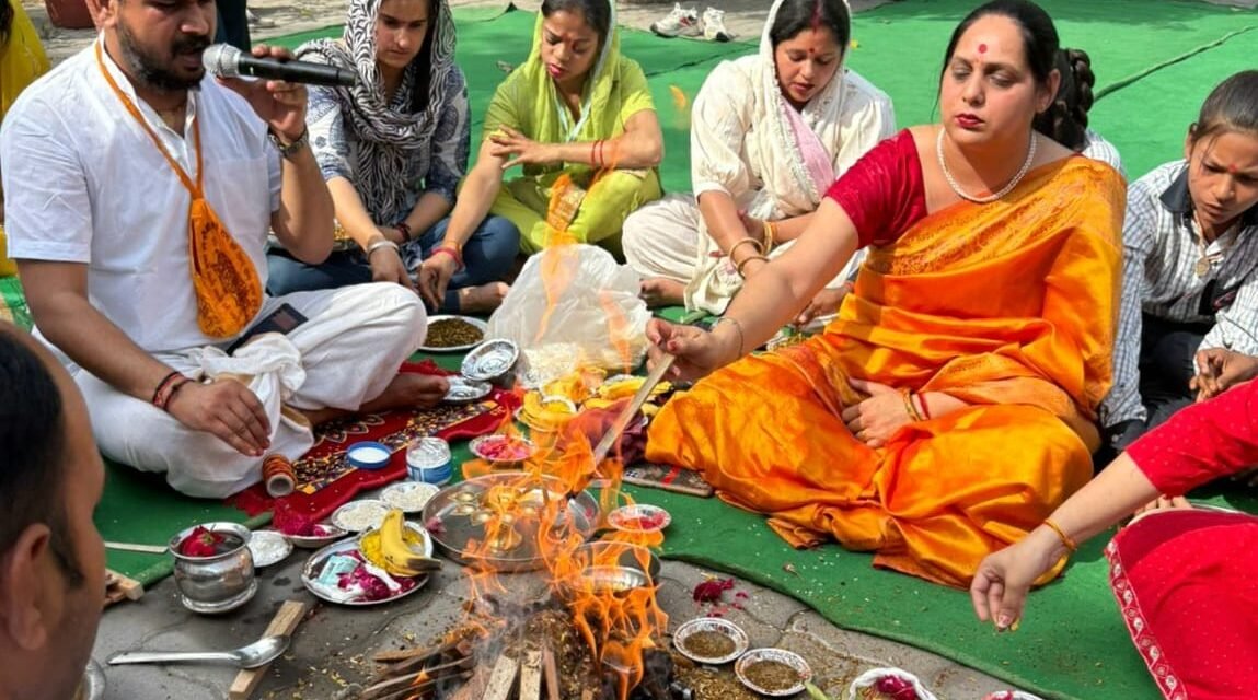 पानीपत के विद्या भारती स्कूल में नए सत्र के अवसर पर यज्ञ में आहुति देते छात्र