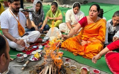 पानीपत के विद्या भारती स्कूल में नए सत्र के अवसर पर यज्ञ में आहुति देते छात्र