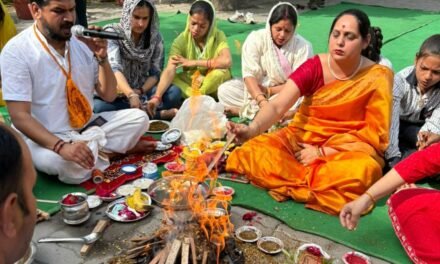 पानीपत के विद्या भारती स्कूल में नए सत्र के अवसर पर यज्ञ में आहुति देते छात्र